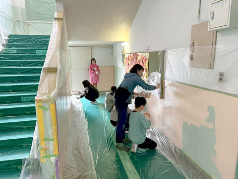 廊下の壁の塗替えがスタートしました（2025年10月31日高槻市立阿武野小学校ボランティア塗装）