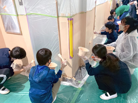 細かい所をしっかり塗っていますね（2025年10月31日高槻市立阿武野小学校ボランティア塗装）