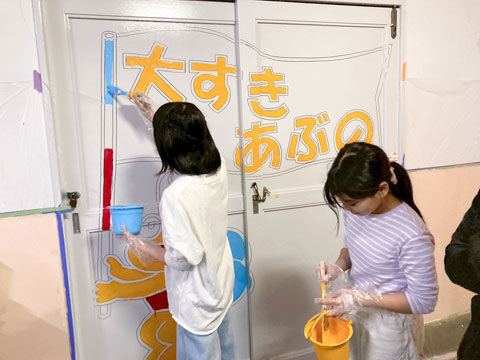 扉にあぶちゃんを描き始めました（2025年10月31日高槻市立阿武野小学校ボランティア塗装）