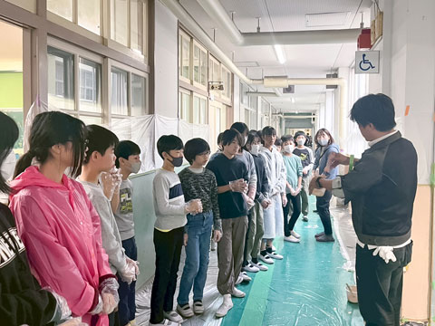 用具の使い方の説明はいつも池田の担当です（2025年10月31日高槻市立阿武野小学校ボランティア塗装）