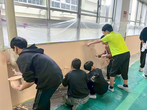 彼には塗りムラに見えるのでしょうか？（2025年11月4日高槻市立阿武野小学校ボランティア塗装）