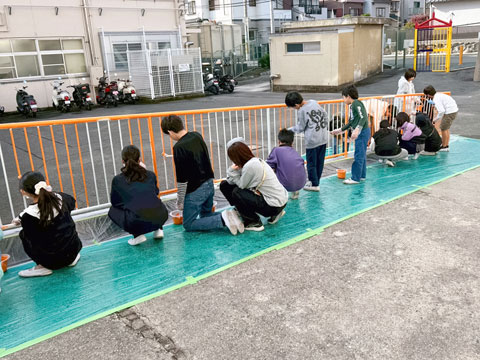 2日目は外の塗装の続きです（2025年11月4日高槻市立阿武野小学校ボランティア塗装）