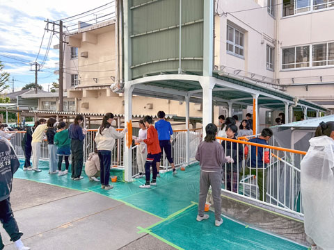 渡り廊下の塗替えには大人数が必要です（2025年11月4日高槻市立阿武野小学校ボランティア塗装）