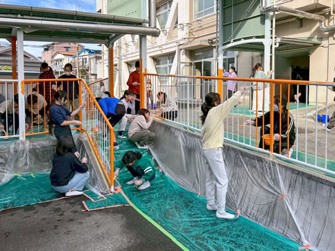 手摺りの塗装が進んでいきます（2025年11月4日高槻市立阿武野小学校ボランティア塗装）