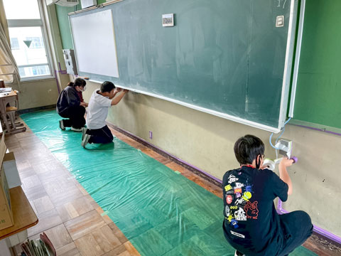 配線などがあり手間のかかる養生作業（2025年11月18、19日高槻市立第十中学校職場体験）