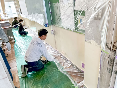 上塗りが進んでいきます（2025年11月18、19日高槻市立第十中学校職場体験）