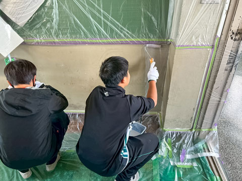 これは下塗りの作業です（2025年11月18、19日高槻市立第十中学校職場体験）