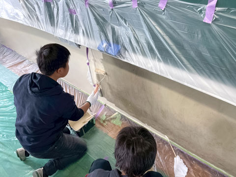 上塗りの工程に入りました（2025年11月18、19日高槻市立第十中学校職場体験）