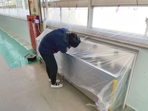 ていねいな養生作業ですね（2025年11月20、21日高槻市立第２中学校職場体験）