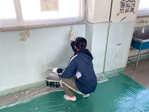 ローラーから刷毛に持ち替えて細部の塗装（2025年11月20、21日高槻市立第２中学校職場体験）