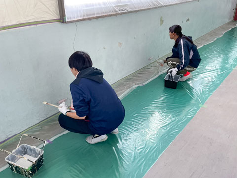 二人で両端から壁を塗っていきました（2025年11月20、21日高槻市立第２中学校職場体験）