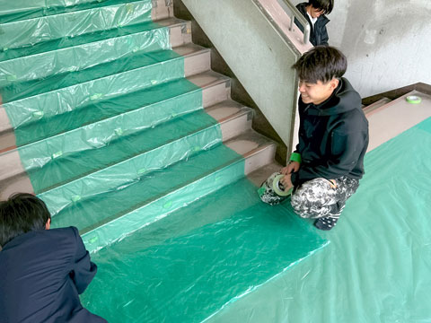 前日の養生作業を生徒さんが手伝ってくれます（2025年12月24日大阪府立芥川高校ボランティア塗装）