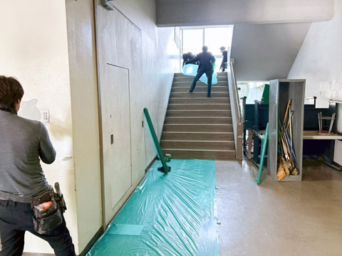みんなで養生シートを設置していきます（2025年12月24日大阪府立芥川高校ボランティア塗装）