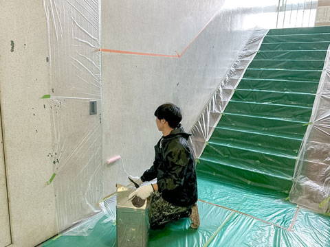 前もって下塗りまでを済ませておきます（2025年12月24日大阪府立芥川高校ボランティア塗装）