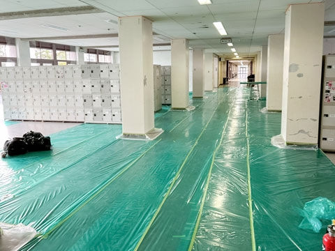 廊下全面に養生シート。ばっちり完璧です！（2025年12月24日大阪府立芥川高校ボランティア塗装）