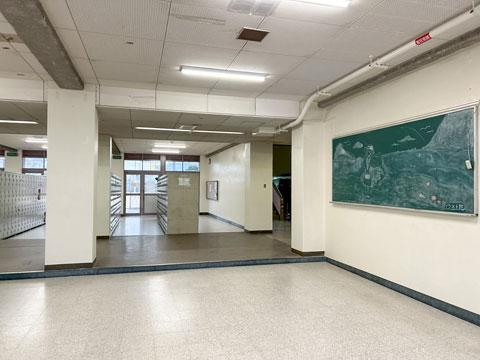 渡り廊下の塗替えには大人数が必要です（2025年12月24日大阪府立芥川高校ボランティア塗装）