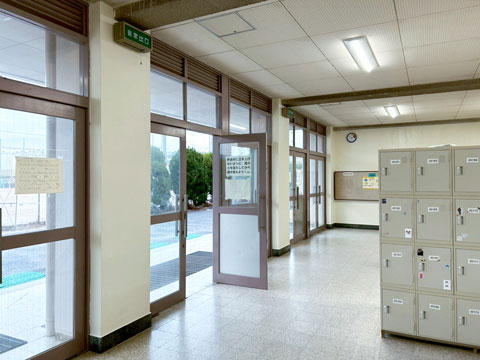 2日目は外の塗装の続きです（2025年12月24日大阪府立芥川高校ボランティア塗装）