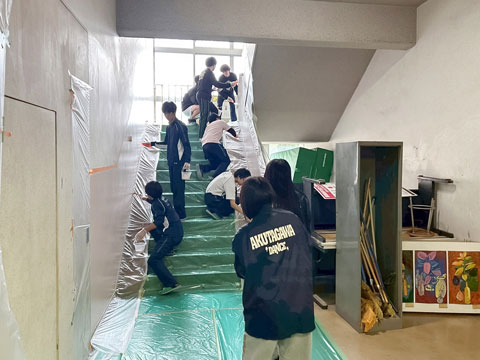 中にはダンス部のジャンパーも（2025年12月24日大阪府立芥川高校ボランティア塗装）