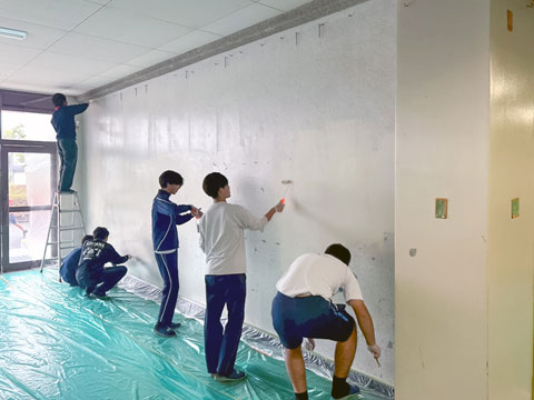 壁の塗装も始まりました。（2025年12月24日大阪府立芥川高校ボランティア塗装）