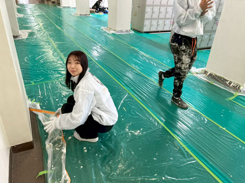 養生を外す中井（2025年12月24日大阪府立芥川高校ボランティア塗装）