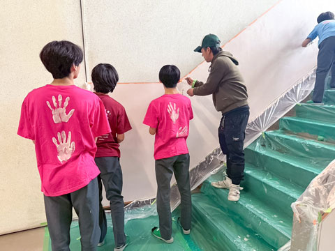 職人の垣内から塗り方のコツを説明（2025年12月24日大阪府立芥川高校ボランティア塗装）