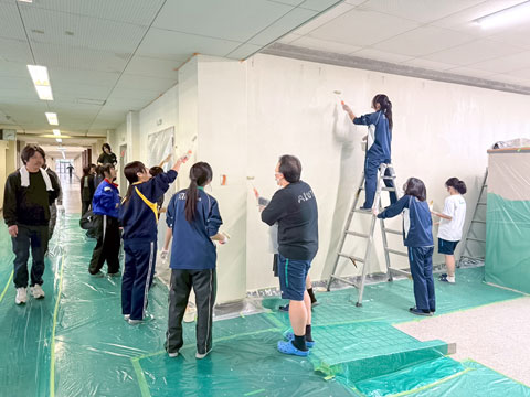 脚立も使って天井近くを塗装します（2025年12月24日大阪府立芥川高校ボランティア塗装）