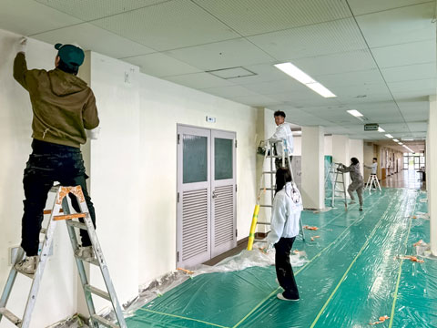 彼には塗りムラに見えるのでしょうか？（2025年12月24日大阪府立芥川高校ボランティア塗装）