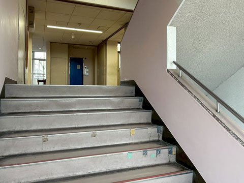 もちろんはみ出しのないきれいな仕上がりです（2025年12月24日大阪府立芥川高校ボランティア塗装）