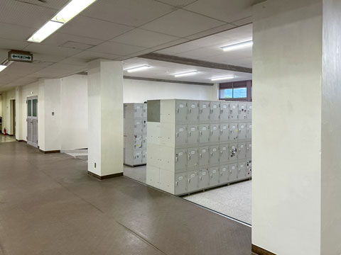 塗装が剥げ落ちていた柱もきれいに（2025年12月24日大阪府立芥川高校ボランティア塗装）