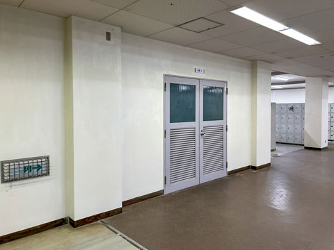 倉庫入口周辺の壁（2025年12月24日大阪府立芥川高校ボランティア塗装）