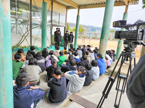 池田より作業開始前の挨拶と説明（2025年1月27日高槻市立安岡寺小学校 卒業生ボランティア塗装）