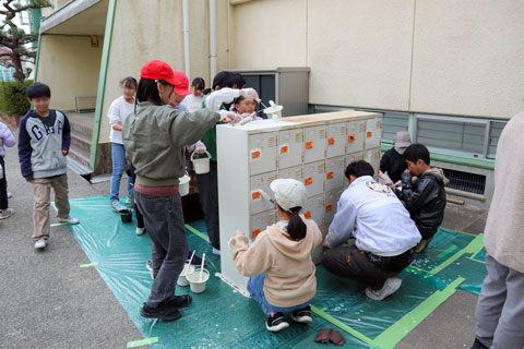 追加で体育館前の下駄箱を塗ります（2025年1月27日高槻市立安岡寺小学校 卒業生ボランティア塗装）