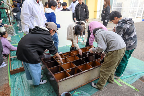 下駄箱の塗装（2025年1月27日高槻市立安岡寺小学校 卒業生ボランティア塗装）