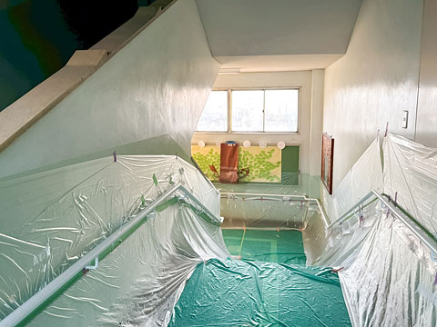 手摺りの下塗り（白）が完了しました（2026年1月16日高槻市立丸橋小学校ボランティア塗装）