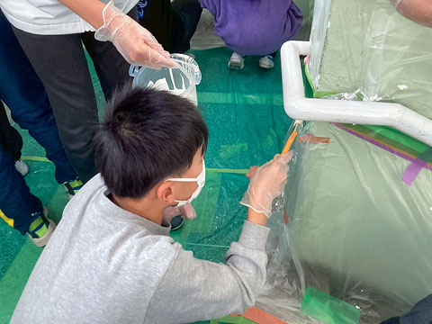 刷毛も使って塗りこめます（2026年1月16日高槻市立丸橋小学校ボランティア塗装）