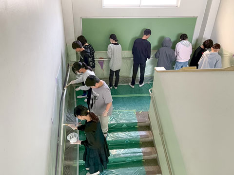 6年生全員で下塗りを行います（2026年1月16日高槻市立丸橋小学校ボランティア塗装）