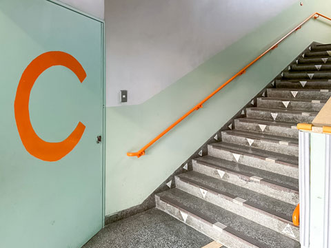 C階段の塗り替え完了しました（2026年2月3日高槻市立丸橋小学校ボランティア塗装）