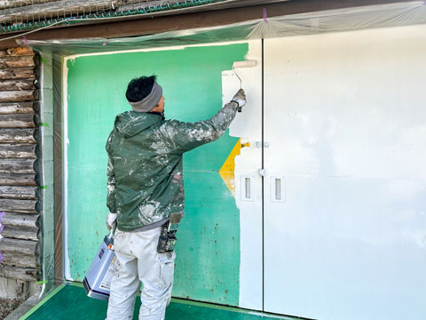 まず職人深水がしっかり下塗りをします（2026年3月5日高槻市立樫田小学校ボランティア塗装）