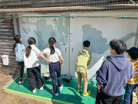 続いて卒業生による上塗り（2026年3月5日高槻市立樫田小学校ボランティア塗装）