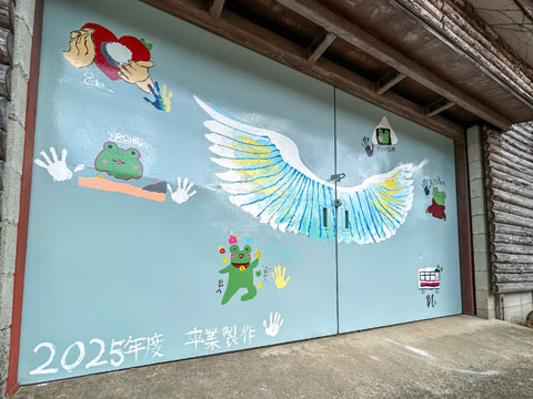 扉の上塗りが完了しました（2026年3月10日高槻市立樫田小学校ボランティア塗装）