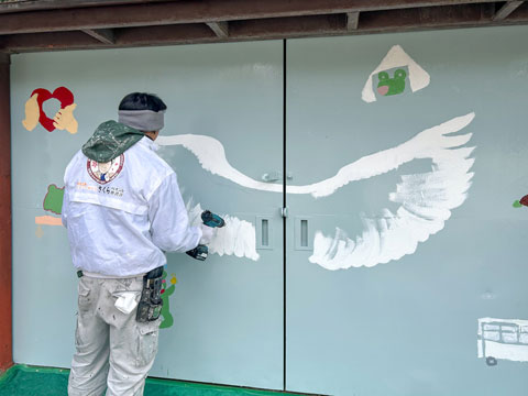 ヒートガンを使って乾燥を早めます（2026年3月10日高槻市立樫田小学校ボランティア塗装）