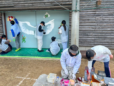 それぞれが自分の絵を描いていきます（2026年3月10日高槻市立樫田小学校ボランティア塗装）