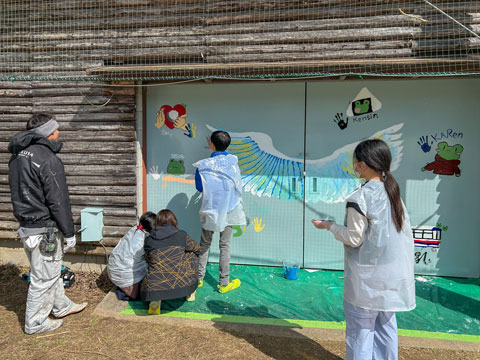 完成目前でサイン入れです（2026年3月10日高槻市立樫田小学校ボランティア塗装）
