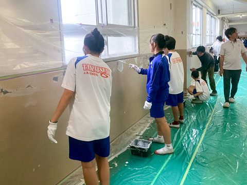 下塗り用塗料を厚みをつけて塗っていきます（2026年6月高槻市第六中学校職場体験）