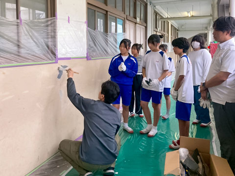 職人の本多が刷毛の使い方、塗り方を指導します（2026年6月高槻市第六中学校職場体験）