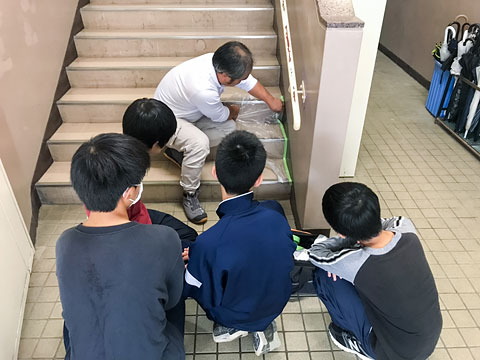 生徒達に養生作業の説明を行っています（2019年10月24日於阿武山中学校）