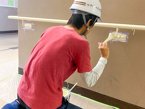 手摺りの上塗り作業（2019年10月24日 阿武山中学校）