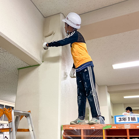 下足室の塗り替え作業（2019年10月24日 於阿武山中学校）