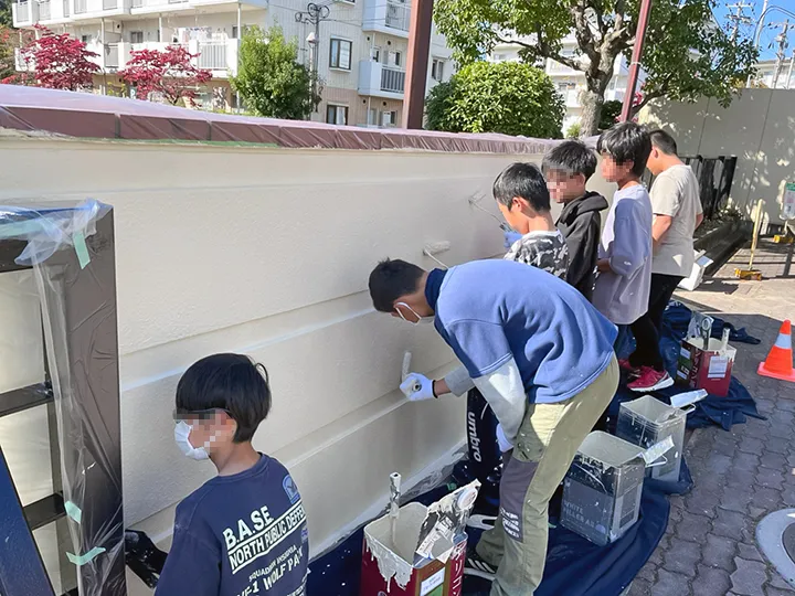 生徒達で壁の上塗り塗装が進んでいます。