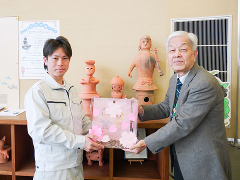 皆様を代表し、池田より今城塚古代歴史館の森田克行館長（右）に手渡ししました